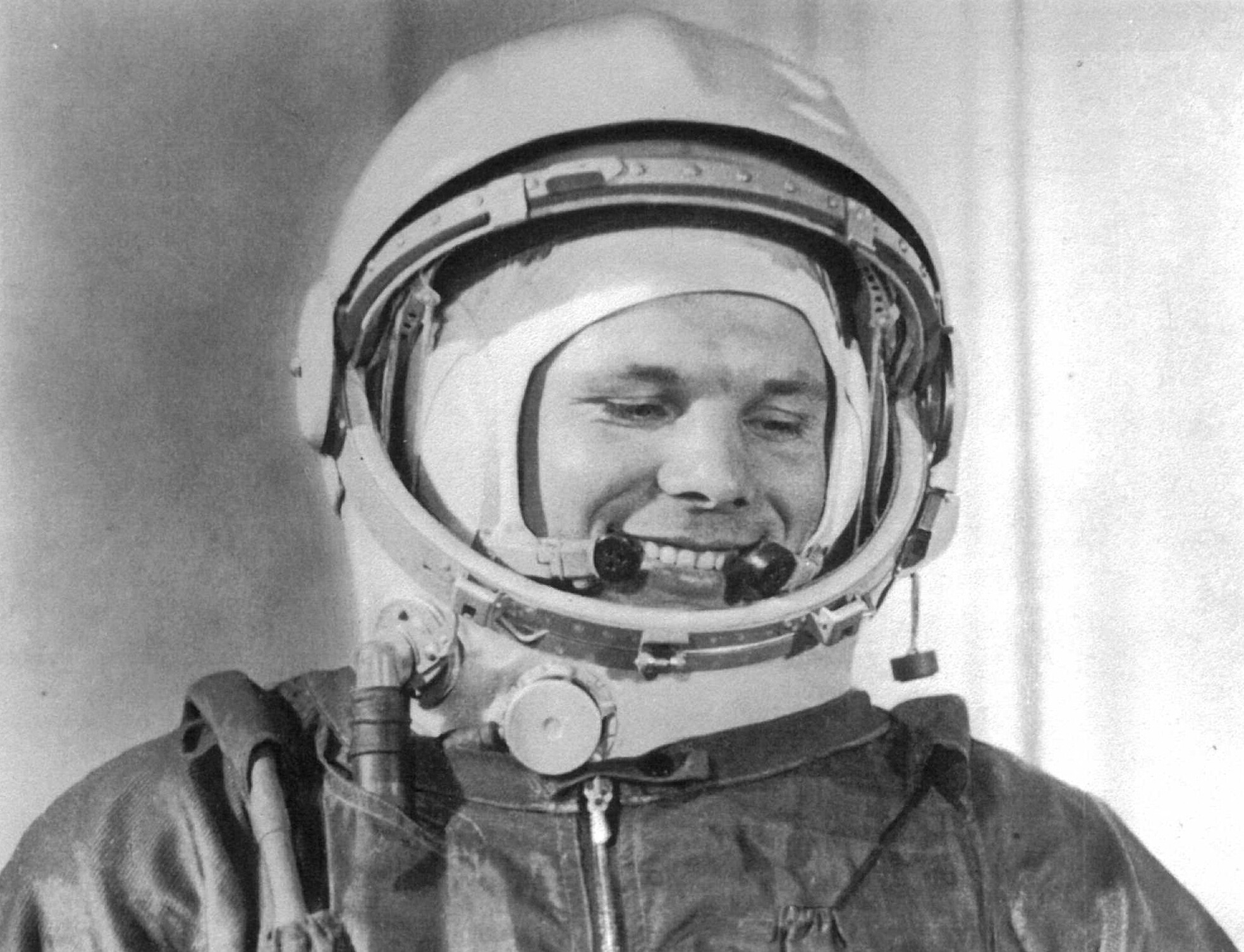 12 апреля 24 года. Ю А Гагарин первый космонавт.