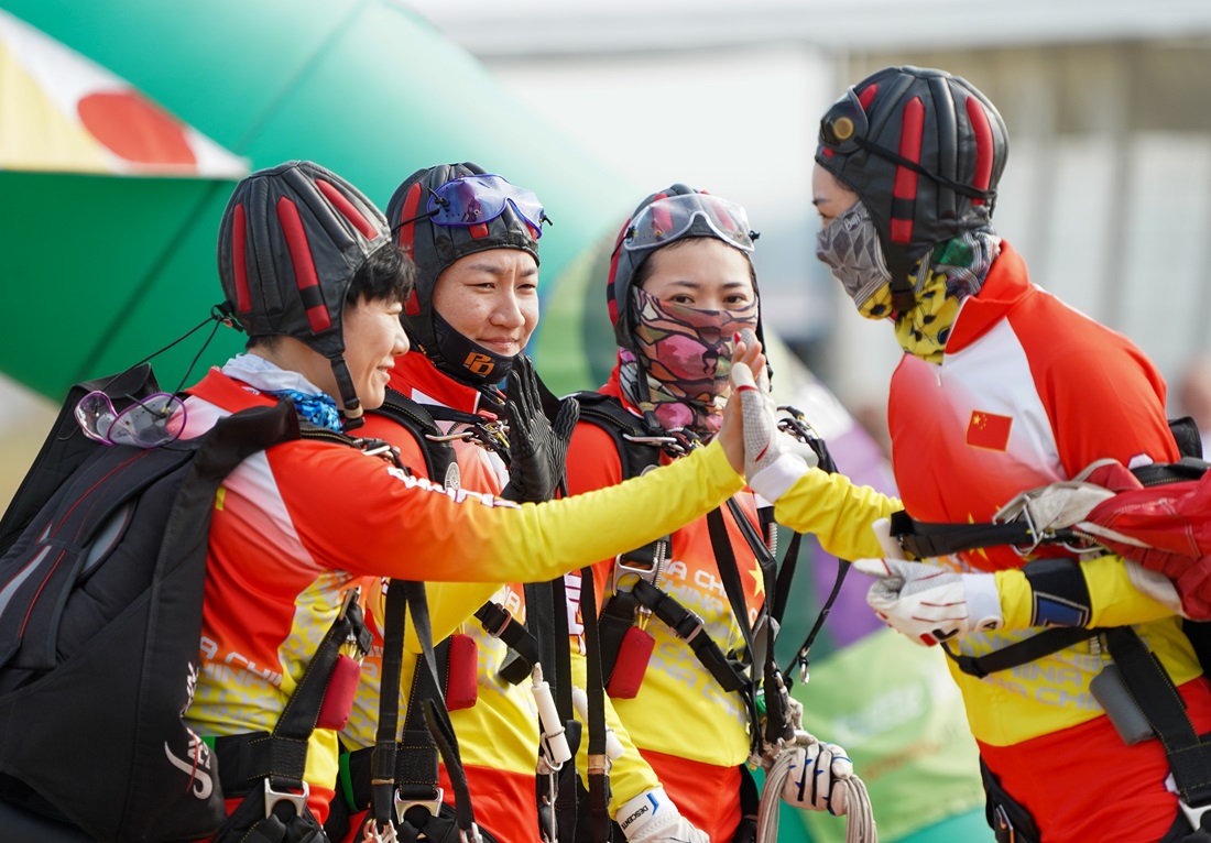 China female skydivers